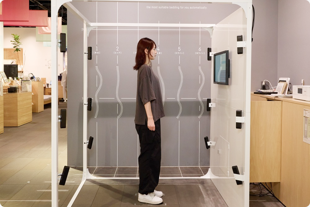 店舗の測定機で体を測定する様子