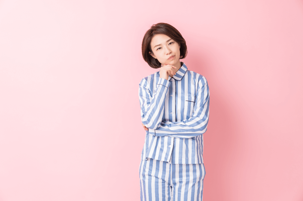 人, 衣料, 立つ, 縞 が含まれている画像
自動的に生成された説明