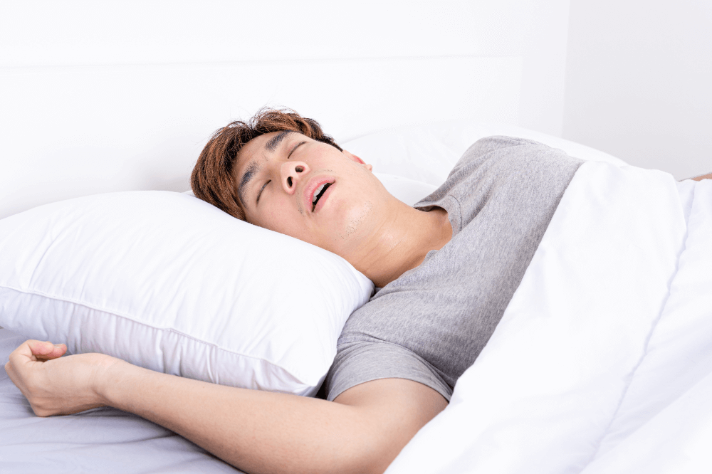 ベッドに寝ている女性
自動的に生成された説明