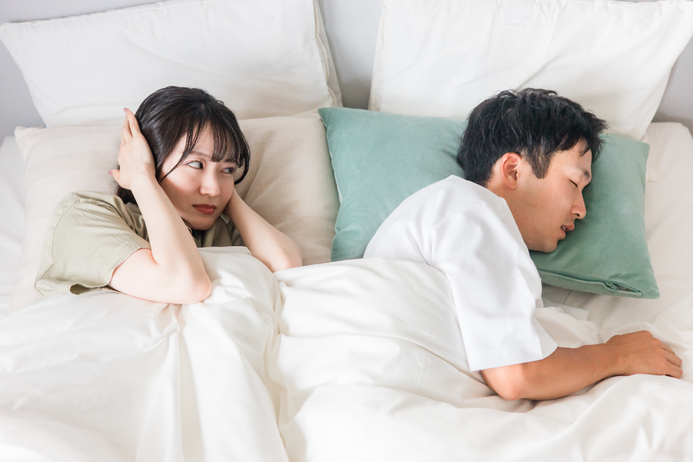 ベッドに寝ている女性と子供
中程度の精度で自動的に生成された説明