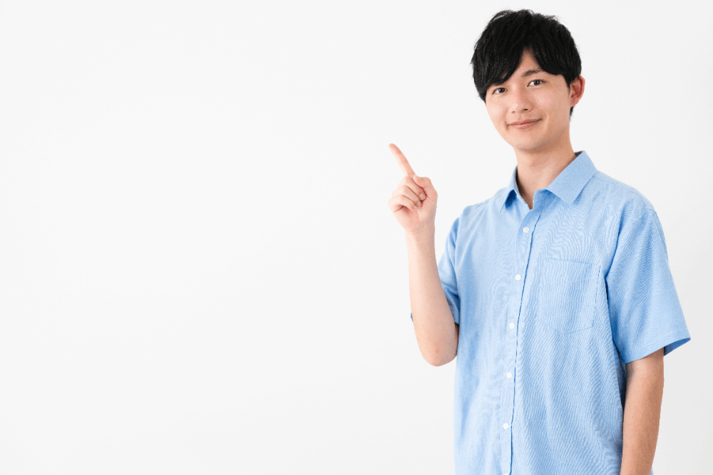 白いシャツを着ている少年
自動的に生成された説明