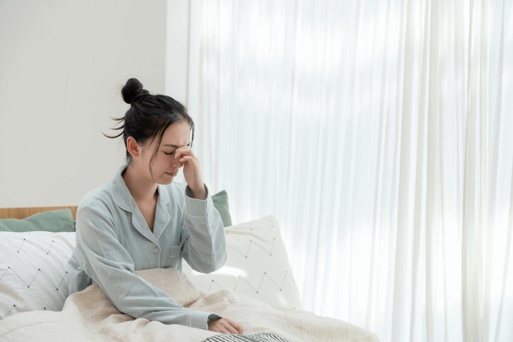 ベッドの上に座っている男性
中程度の精度で自動的に生成された説明