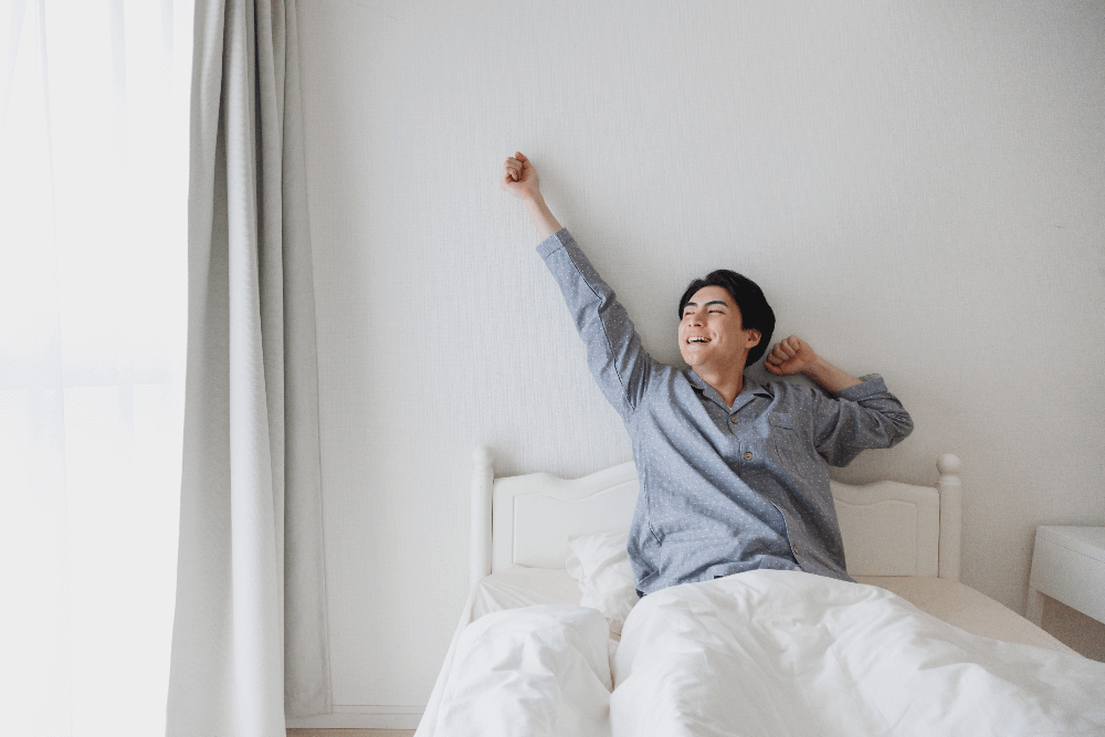 ベッドの上に立っている女性
中程度の精度で自動的に生成された説明