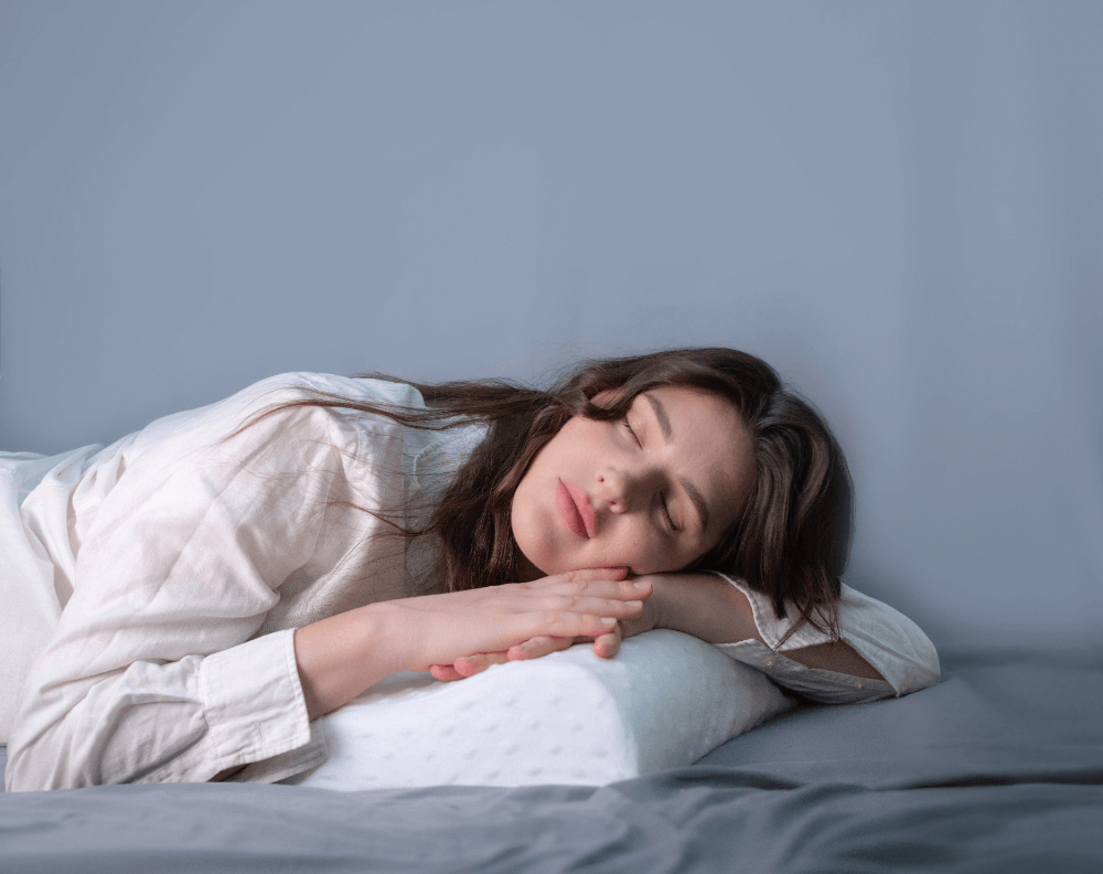 ベッドに寝ている女性
自動的に生成された説明